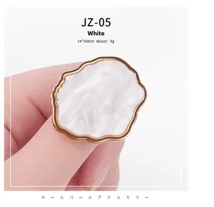Makroaufnahme des wolkenförmigen weißen Nagelpaletten-Rings mit Goldrand und Maßen