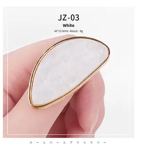 Detailansicht des weißen Perlmutt-Ring-Paletten-Tools mit Goldrand für Nagelkunst