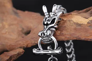 Gros plan du fermoir tête de dragon sur un bracelet en acier inoxydable et bois