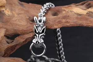 Gros plan du fermoir en tête de dragon en acier inoxydable sur bracelet homme plaqué or 18K