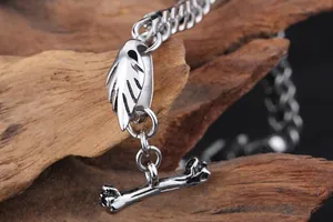 Détail des breloques en forme de plume et d'os en acier argenté sur bracelet pour homme