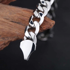 Bracelet gourmette poli en acier inoxydable argenté pour hommes et femmes sur bois