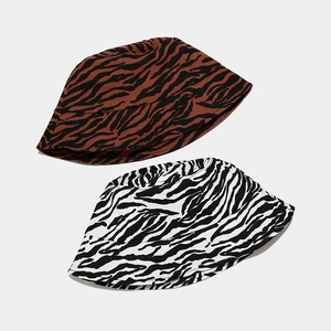 Fischerhüte mit Zebra- und Tigerstreifen in Braun und Schwarz aus Baumwollstoff