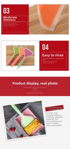 Gros plan de spatules en silicone souple pour tamagoyaki et steak sur planche