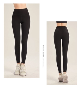 Detail der schwarzen High-Waist Yoga-Leggings mit formgebenden Nähten vorne und hinten