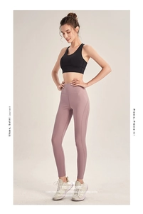 Detail der High-Waist Yogahose in Altrosa und schwarzer Sport-Bh für das Training