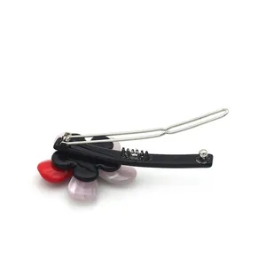 Barrette à cheveux florale avec pétales rouges et violets et pince en métal argenté