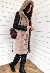 Lange faux fur vest met capuchon in grijsbruine kleur met een zwart jasje