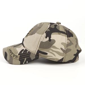 Dettaglio del ricamo 3D nero U.S. ARMY su un classico cappellino mimetico militare