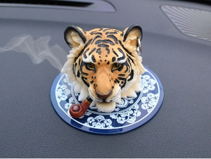 Realistische Tigerkopf-Auto-Deko mit Pfeife auf blau-weißem Sockel für das Armaturenbrett