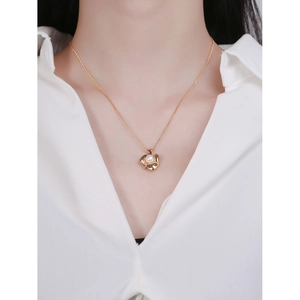 Elegant gold S925 silver necklace with flower pearl pendant on a model in white shirt