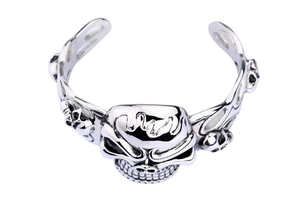 Detailed macro of a vintage punk skull bangle made of polished silver stainless steel
