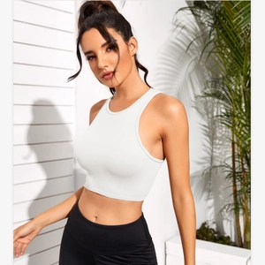 Haut court de sport côtelé blanc pour femme assorti à un legging de fitness noir moulant