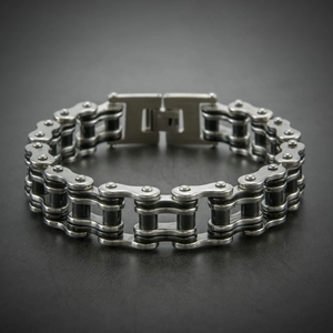 Dettaglio ravvicinato di un bracciale da uomo a catena di moto in acciaio inossidabile