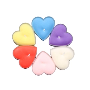 Set di sei candele profumate a forma di cuore in vari colori vivaci e brillanti