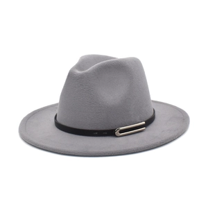 Chapeau fedora classique en laine grise avec bande en cuir noir et boucle argentée