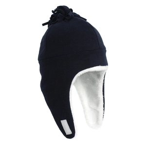 Dettaglio cappello invernale neonato in pile blu scuro con calda fodera in sherpa bianca