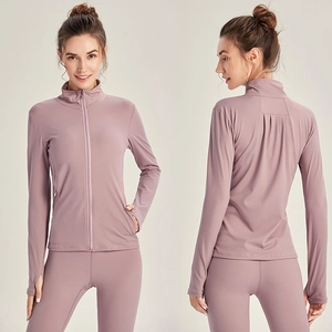 Ensemble de yoga rose poudré avec veste zippée et leggings dotés de passe-pouces au dos