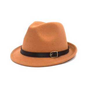 Dettaglio cappello in lana cammello con cintura in pelle nera e fibbia dorata lucida