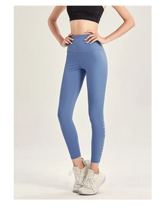 Dettaglio ravvicinato dei leggings da yoga a vita alta con stampa Urban Sports sul polpaccio
