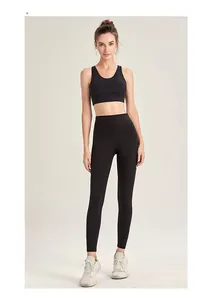 Dettaglio del tessuto fitness nero elasticizzato e delle cuciture del set yoga