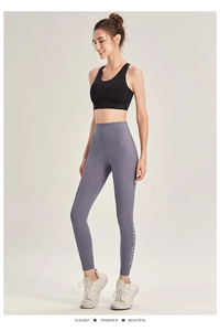 Dettaglio dei leggings da yoga a vita alta con stampa Urban Sports su tessuto lavanda