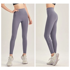 Dettaglio dei leggings da yoga lilla a vita alta con scritta Urban Sports su tessuto senza cuciture