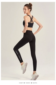 Dettaglio dei leggings neri da yoga a vita alta con stampa Urban Sports e tessuto elastico