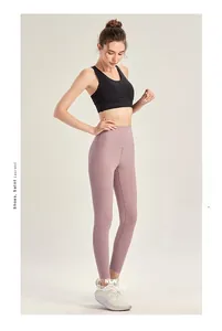 Dettaglio dei leggings da yoga senza cuciture a vita alta e reggiseno sportivo con scollo a U