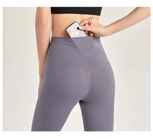 Dettaglio dei leggings da yoga a vita alta con tasca posteriore nascosta per cellulare