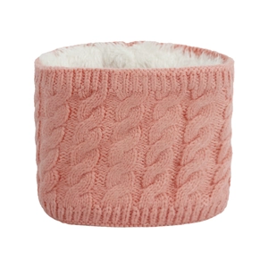 Nahaufnahme eines rosa gestrickten Baby-Halswärmers mit weichem weißem Fleece-Futter