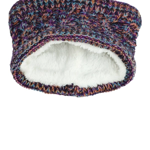 Detail einer warmen Grobstrick-Wintermütze mit dickem weißem Sherpa-Fleece-Innenfutter