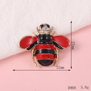 Detailed size view of bee alloy charm with dimensions 32x27mm and weight 5.8g