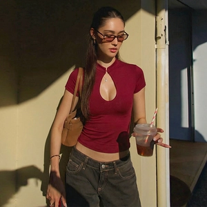 Détail du crop top bordeaux avec boutons chinois et découpe goutte d'eau sexy