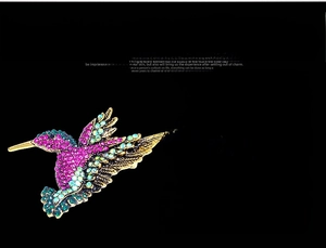 Detailed view of the colorful hummingbird brooch with 40x48mm size measurements