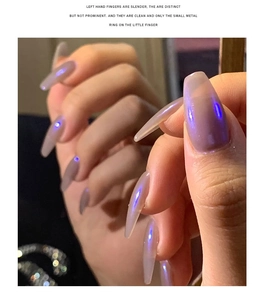 Faux ongles ballerine violets irisés avec effet poudre aurore bleue scintillante