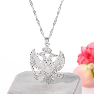 Collier avec pendentif aigle à deux têtes argenté et emblème couronne sur blanc