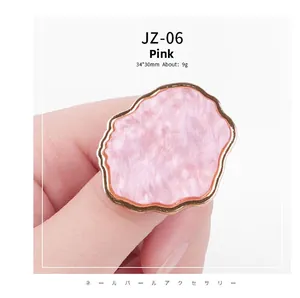 Makroaufnahme des unregelmäßigen rosa Harz-Nagelpalettenrings mit legiertem Goldrand