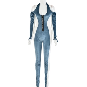 Détail de la combinaison en velours bleu et blanc avec zip frontal et broderie HOT