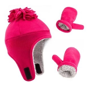Dettaglio del cappello e dei guanti in pile rosa con morbida fodera in pelliccia sintetica