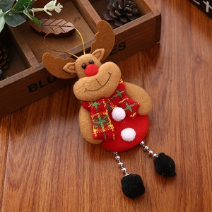 Dettaglio di renna di peluche con naso rosso e sciarpa a quadri per albero di Natale