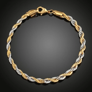Dettaglio del bracciale a corda intrecciata bicolore oro e argento con chiusura a moschettone