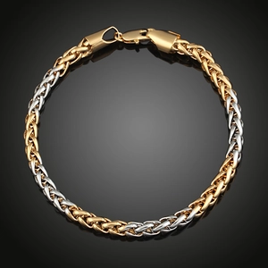 Dettaglio del bracciale a treccia bicolore oro e argento con chiusura a moschettone