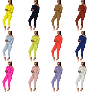 Dettaglio delle dodici varianti colore del completo in maglia con maglione e pantaloni