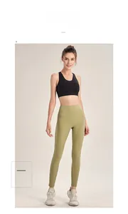 Nahaufnahme der olivgrünen Yoga-Hose mit hoher Taille und matter Stoffstruktur