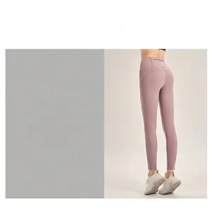 Nahaufnahme der rosa Yoga-Leggings mit hoher Taille und atmungsaktivem elastischem Sportstoff
