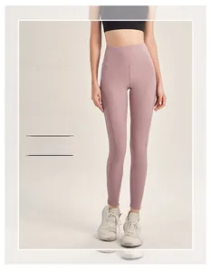 Detailaufnahme der High-Waist Yoga-Leggings aus lila Stoff mit nahtloser elastischer Verarbeitung