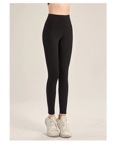 Detail der schwarzen Yoga-Leggings mit hoher Taille und ergonomischen Streamline-Nähten