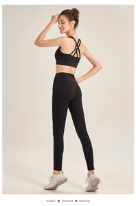 Detail der High-Waist Yoga-Leggings und Cross-Back Sport-BH Set aus elastischem schwarzem Stoff