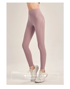 Seitenansicht der lila Yoga-Hose mit hoher Taille und ergonomischen Nähten für Damen